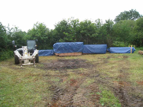des tas de bois au fond du terrain