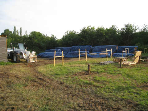 des tas de bois au fond du terrain