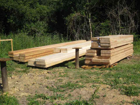 des tas de bois autour du terrain