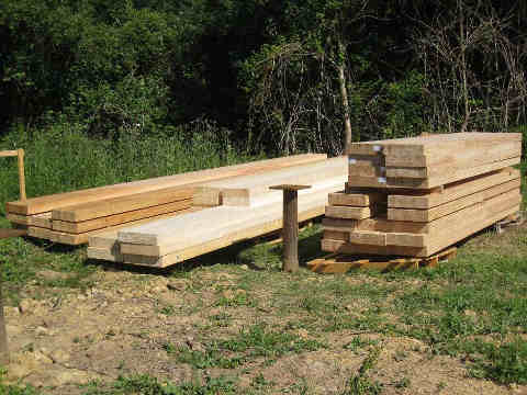 des tas de bois autour du terrain