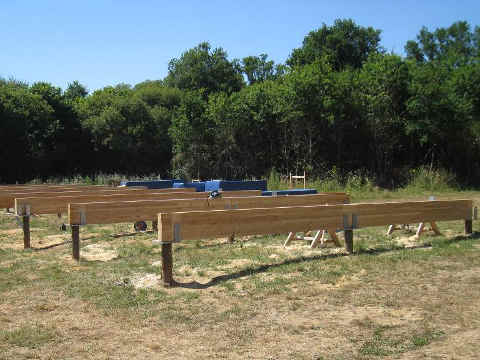 poutres principales en place sur les pilotis