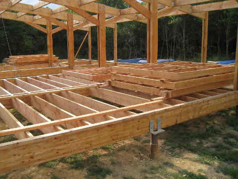 ossature des murs MOB stockés à plat, en attente de pose