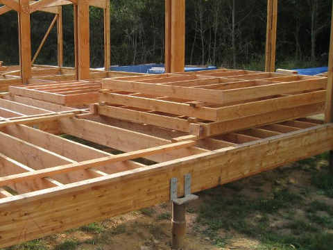 ossature des murs MOB stockés à plat, en attente de pose