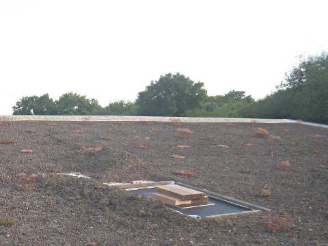 toiture extérieure après et avant perçage pour le futur conduit d'évacuation des fumées