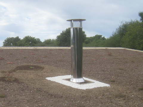 toiture extérieure après et avant aménagement du pourtour du conduit d'évacuation des fumées