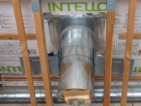 vue intérieure du remplissage par de la laine de roche du volume d'écart au feu autour du conduit