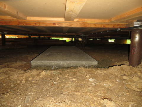 sous la maison, vue après et avant la pose d'une mini-dalle de 3m2 pour supporter le futur poêle