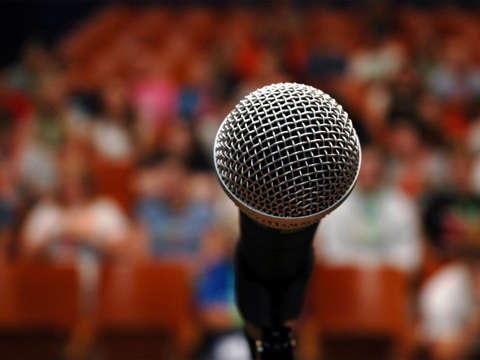 un micro avec un amphi en arrière plan