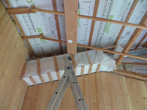 vue du coffrage d'insonorisation du tuyau de la VMC