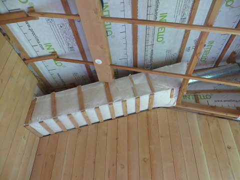 vue du coffrage d'insonorisation du tuyau de la VMC