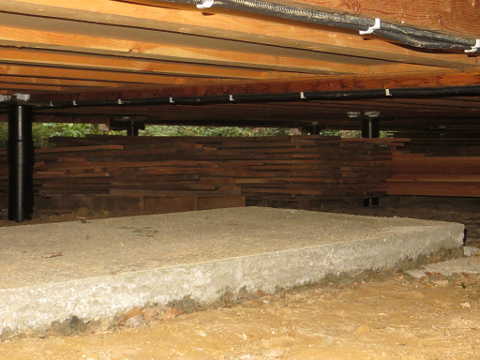 sous la maison, vue après et avant la pose du support qui va soutenir le futur poêle