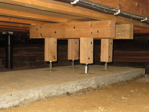 sous la maison, vue après et avant la pose du support qui va soutenir le futur poêle