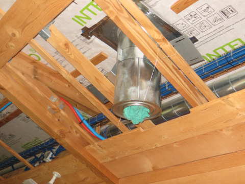 gros plan sur le coffrage du conduit du poêle