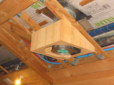 gros plan sur le coffrage du conduit du poêle