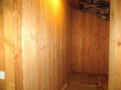 Murs de l'arrière-cuisine avec lambris