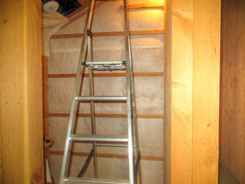 Murs du placard d'entrée sans lambris