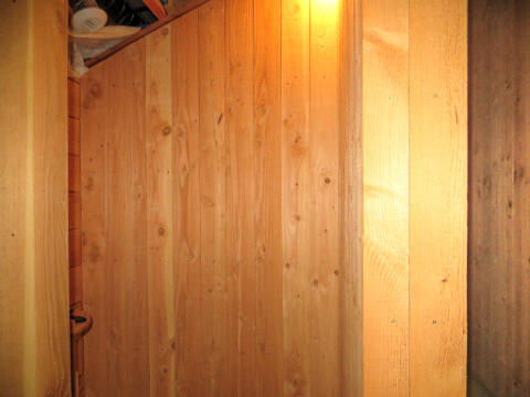 Murs du placard d'entrée avec lambris