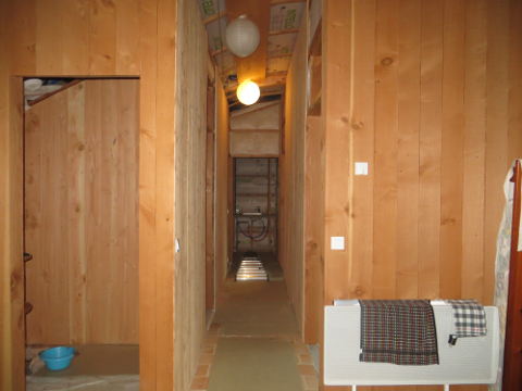 Hauts de murs du couloir sans lambris