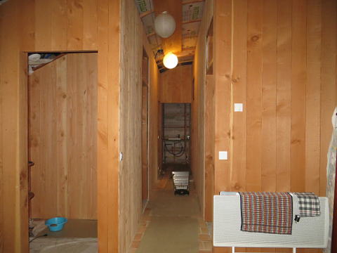 Hauts de murs du couloir avec lambris