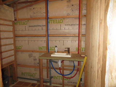 Murs des toilettes sans lambris