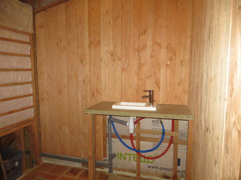 Murs des toilettes avec lambris