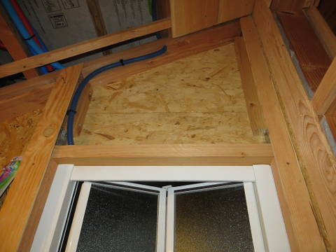 Mur au dessus de la douche sans lambris