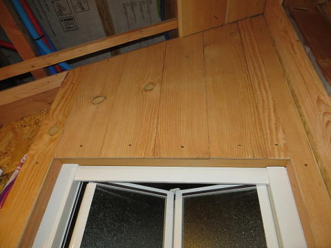 Mur au dessus de la douche avec lambris