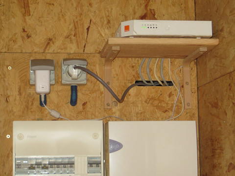 Cable réseaux raccordés à la box dans le local technique