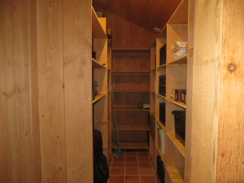 Arrière-cuisine avec étagères