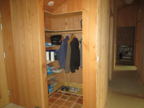 Placard d'entrée avec étagères