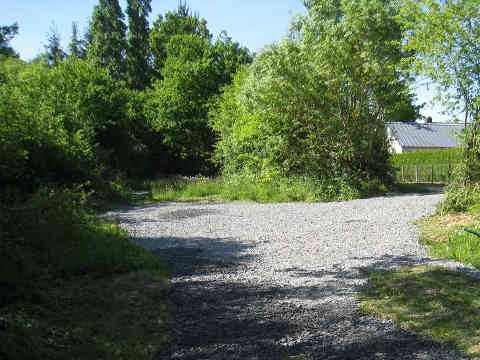 l'entrée du terrain après et avant le gravillonage